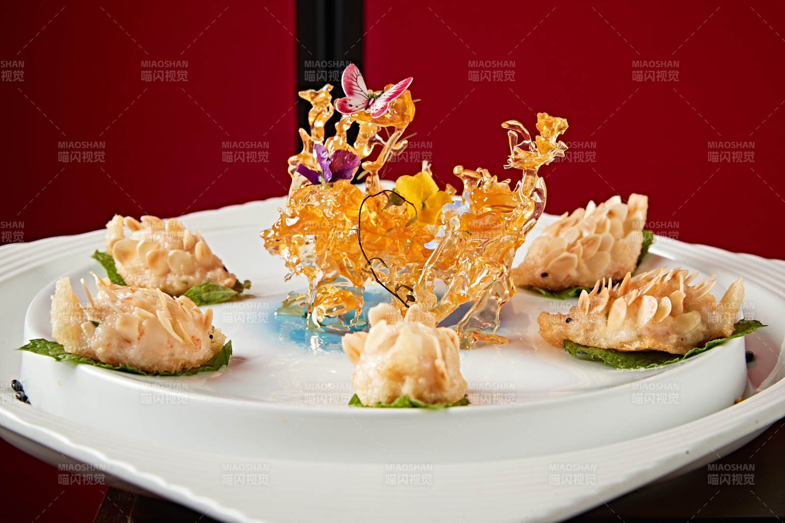 可爱小刺猬形状的油炸杏仁虾饼图片