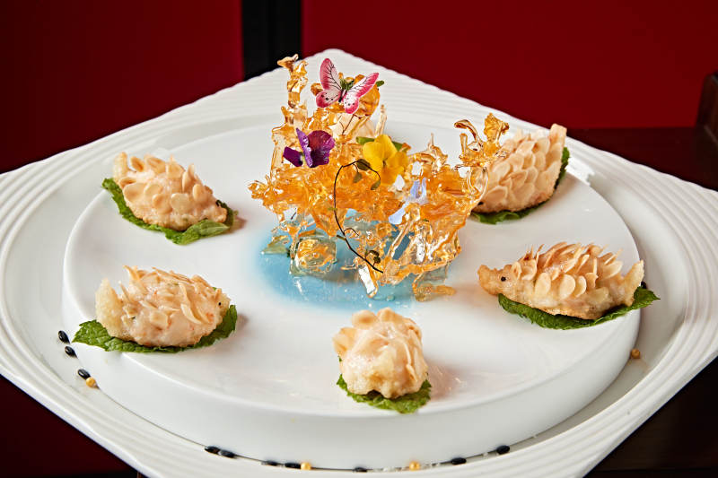 可爱小刺猬形状的油炸杏仁虾饼图片