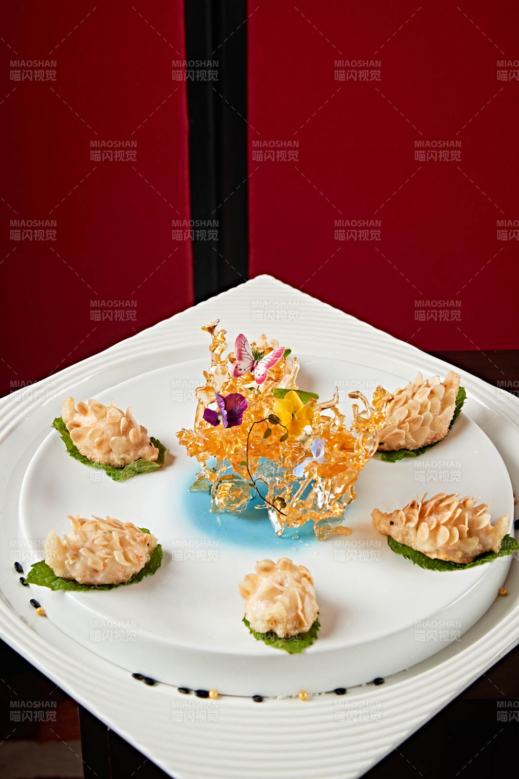 可爱小刺猬形状的油炸杏仁虾饼图片