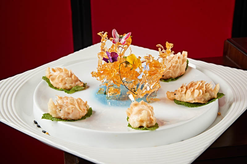 可爱小刺猬形状的油炸杏仁虾饼图片