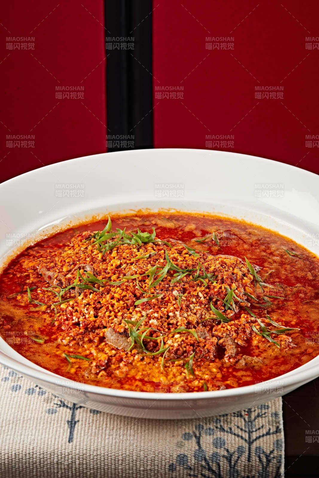 红油香辣水煮牛肉图片