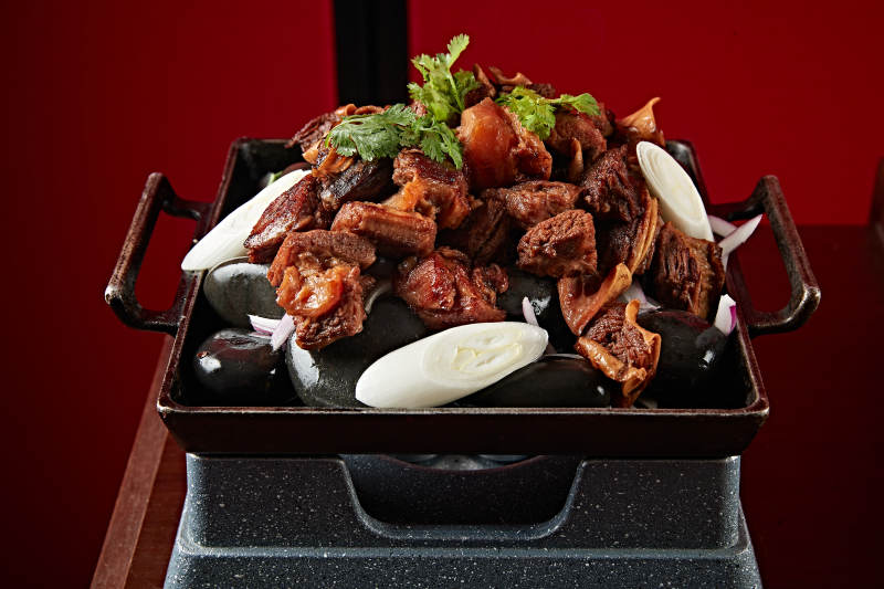 铁板鹅卵石葱香烧牛腩图片