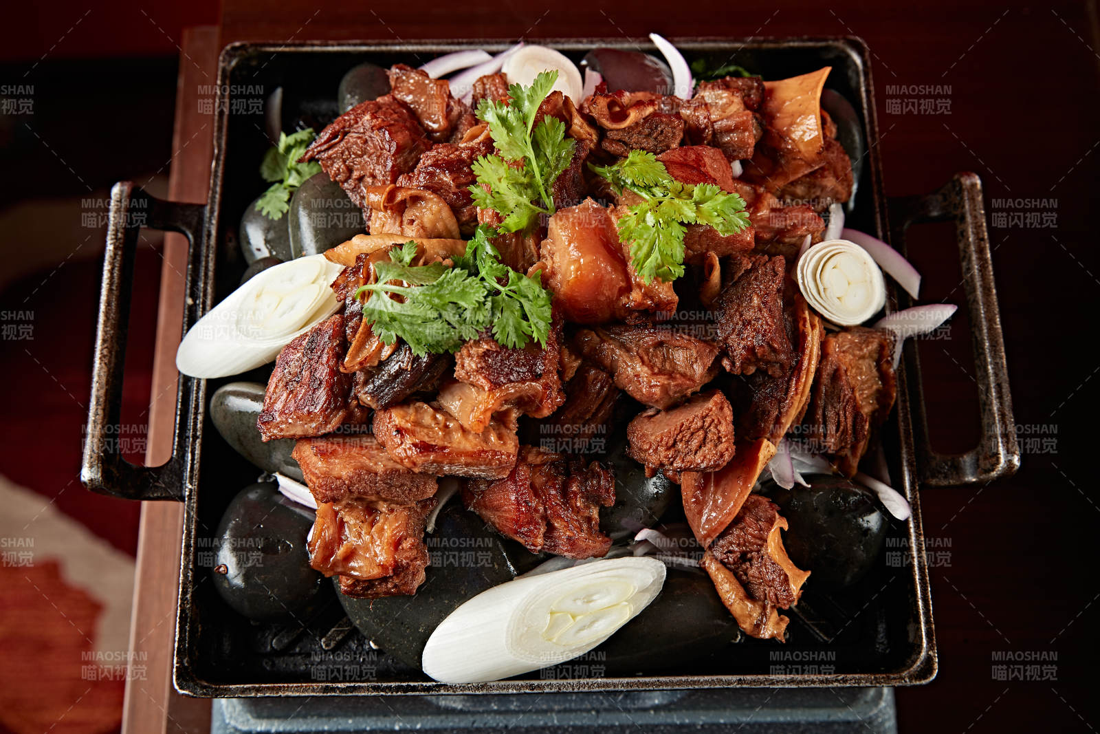 铁板鹅卵石葱香烧牛腩图片