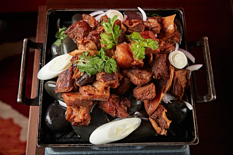 铁板鹅卵石葱香烧牛腩图片