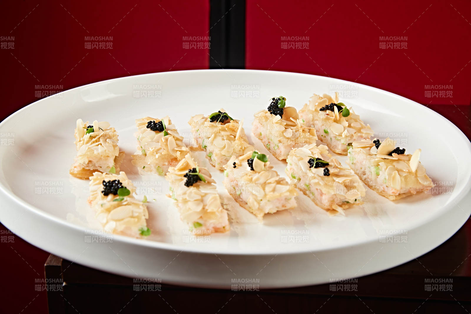 虾肉杏仁饼配黑松露图片