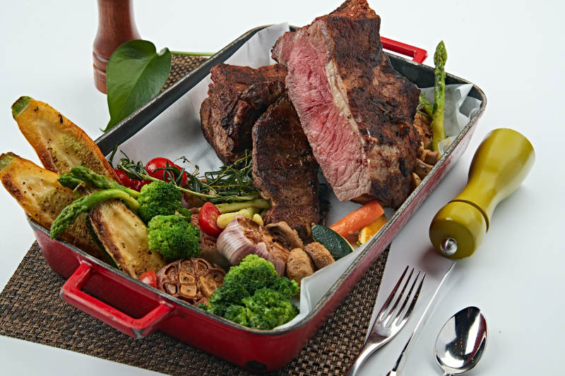 一盘炭烤牛肉和炭烤蔬菜烤肉烤蔬菜图片