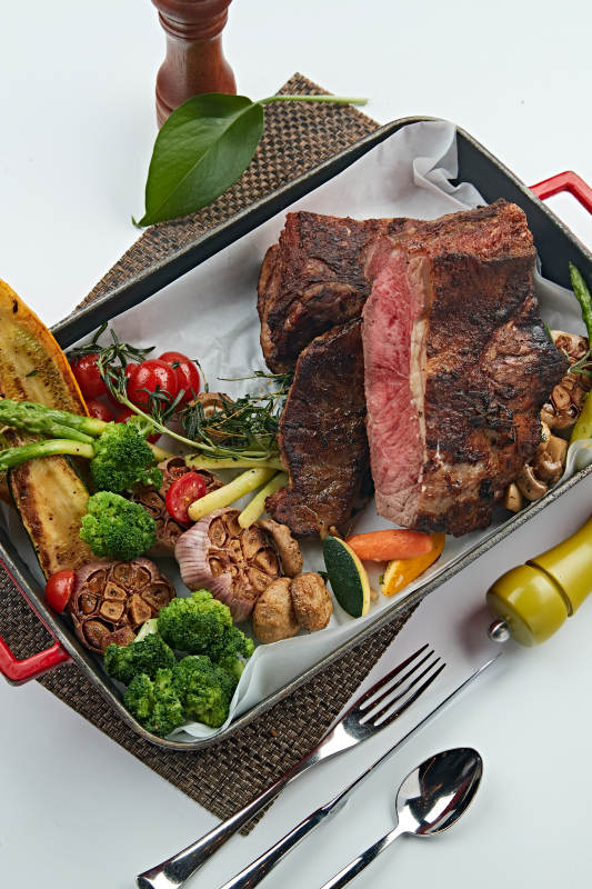 一盘炭烤牛肉和炭烤蔬菜烤肉烤蔬菜图片