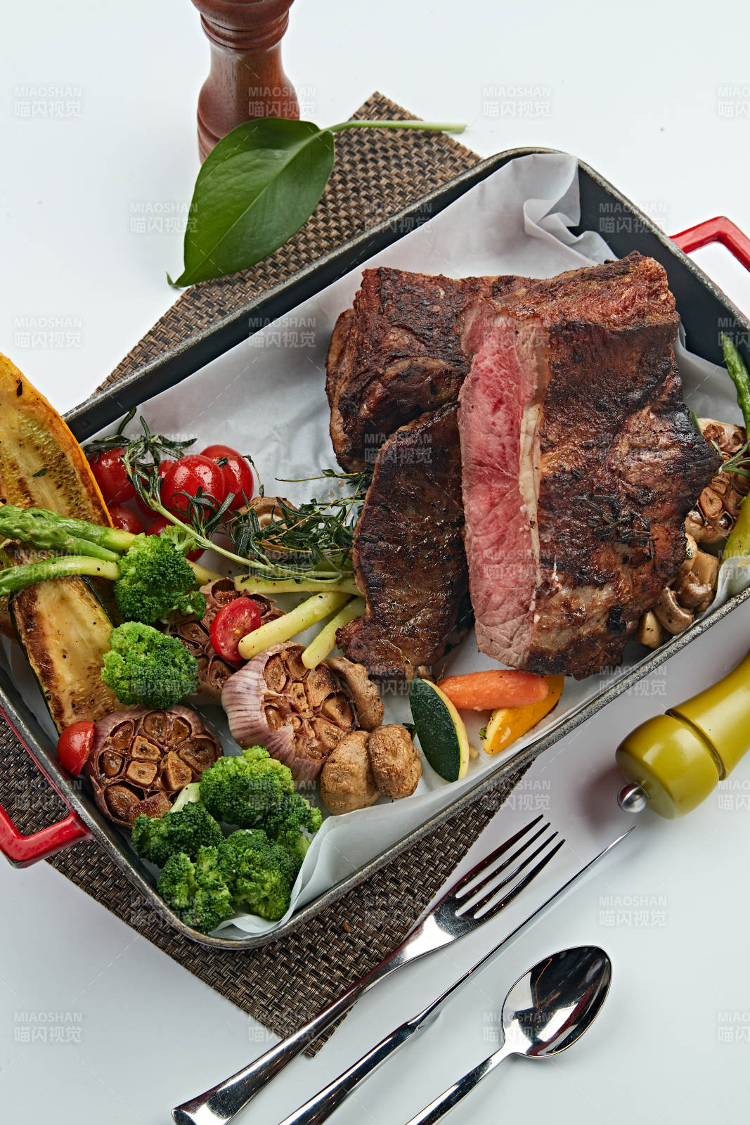 一盘炭烤牛肉和炭烤蔬菜烤肉烤蔬菜图片