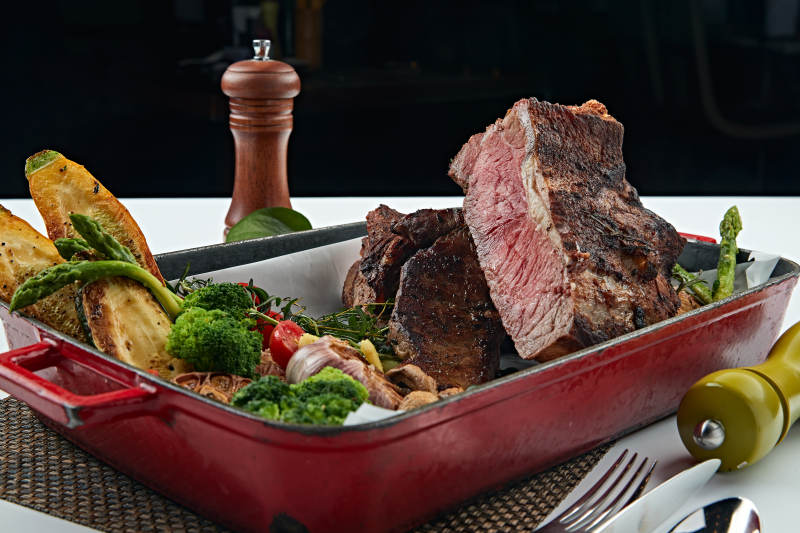 一盘炭烤牛肉和炭烤蔬菜烤肉烤蔬菜图片