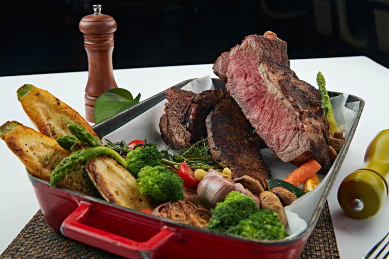 一盘炭烤牛肉和炭烤蔬菜烤肉烤蔬菜图片