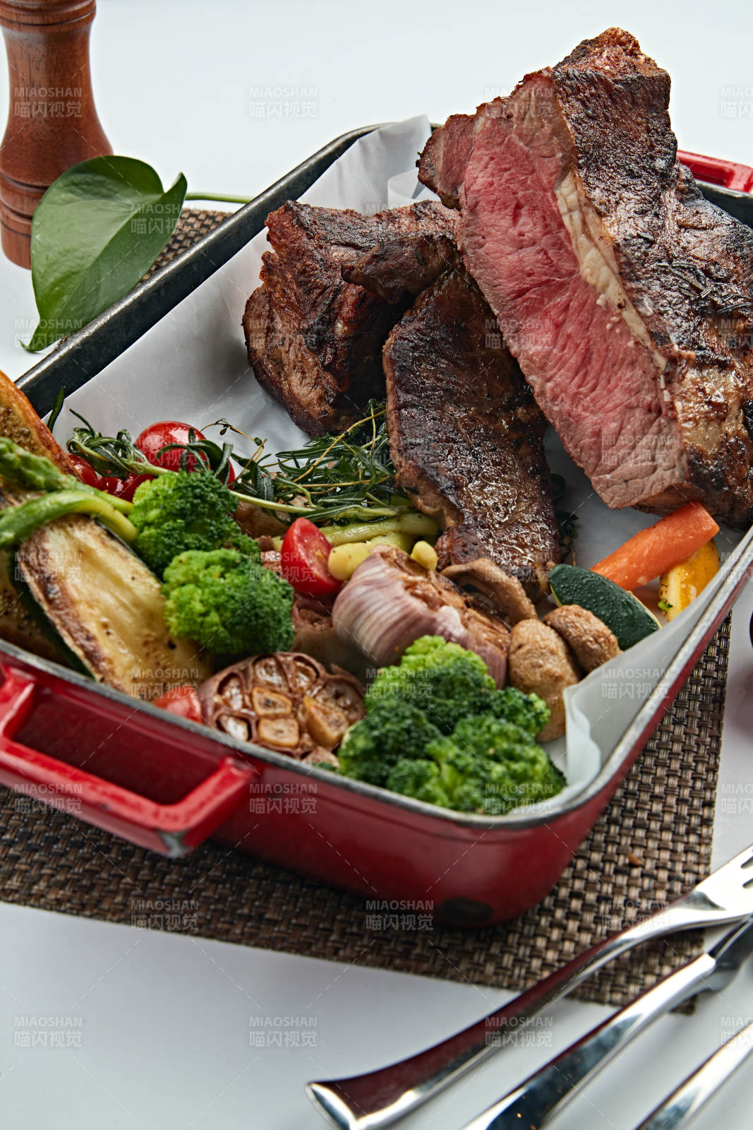 一盘炭烤牛肉和炭烤蔬菜烤肉烤蔬菜图片