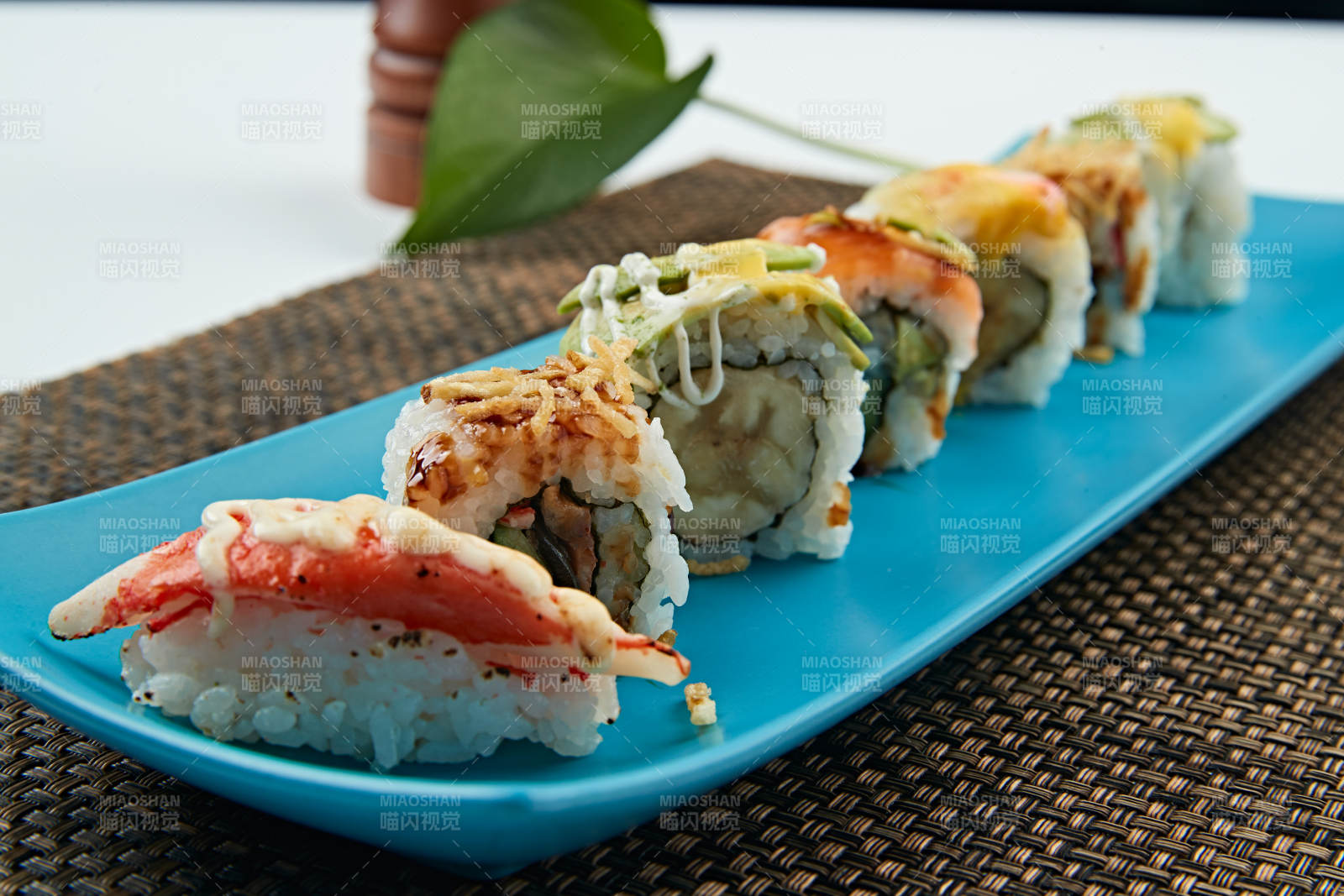 日料寿司拼盘图片
