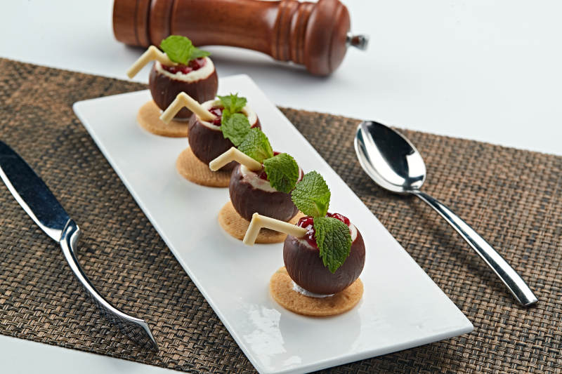 椰奶巧克力配美味树莓酱图片