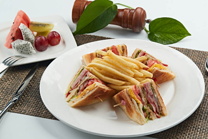 油炸薯条配自制三明治图片