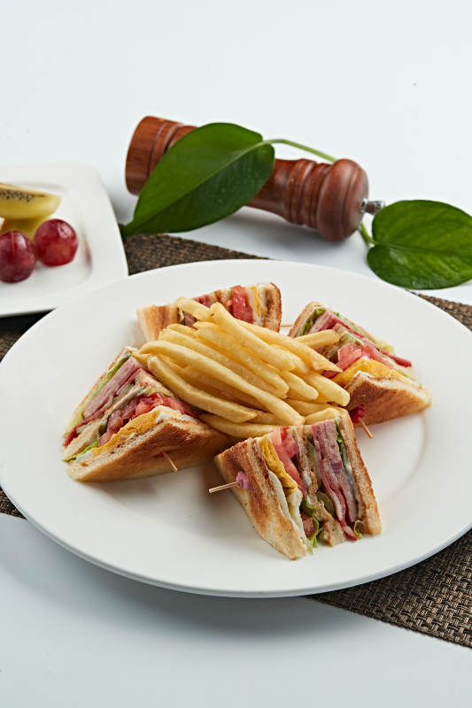 油炸薯条配自制三明治图片