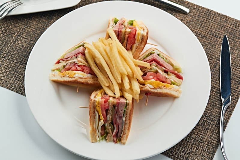 油炸薯条配自制三明治图片