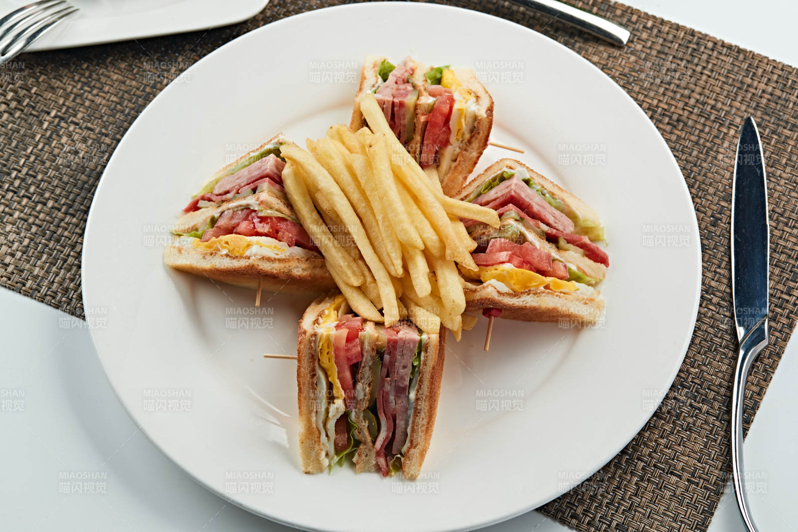 油炸薯条配自制三明治图片