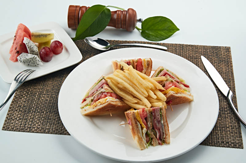 油炸薯条配自制三明治图片