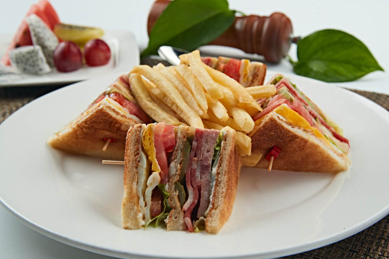 油炸薯条配自制三明治图片