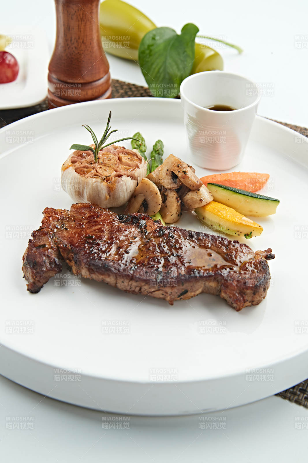 香煎黑椒小牛排图片