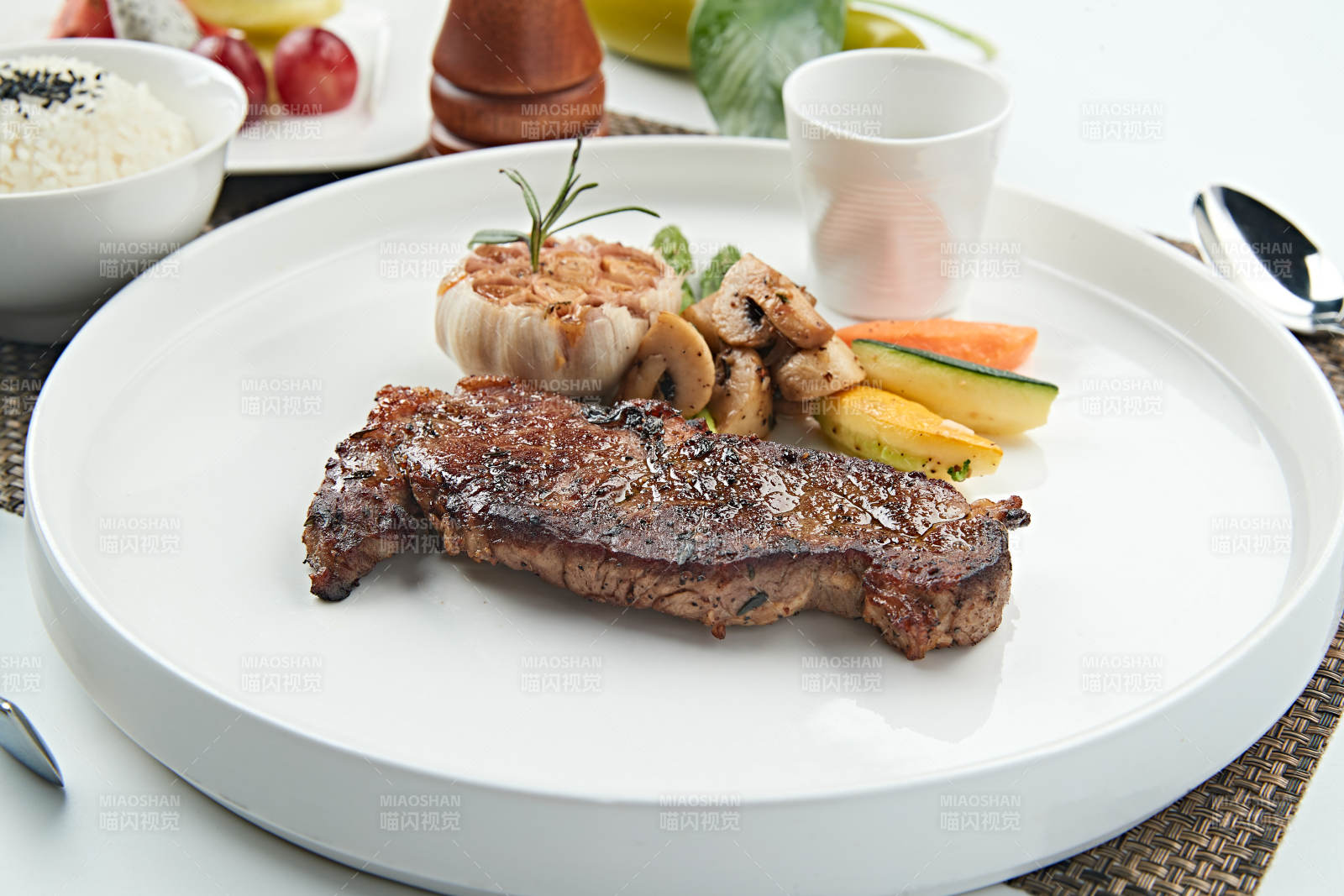 香煎黑椒小牛排图片