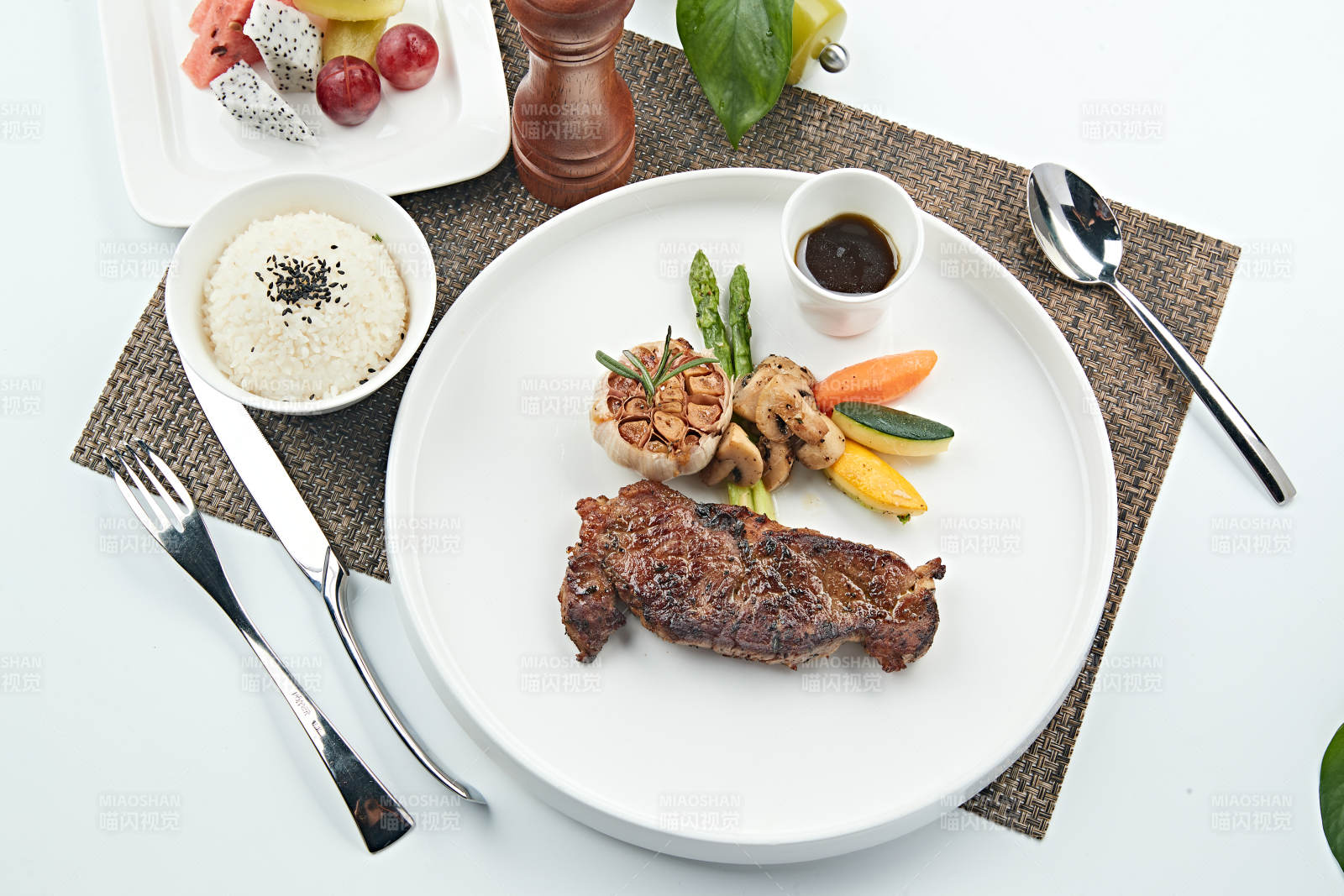 香煎黑椒小牛排图片