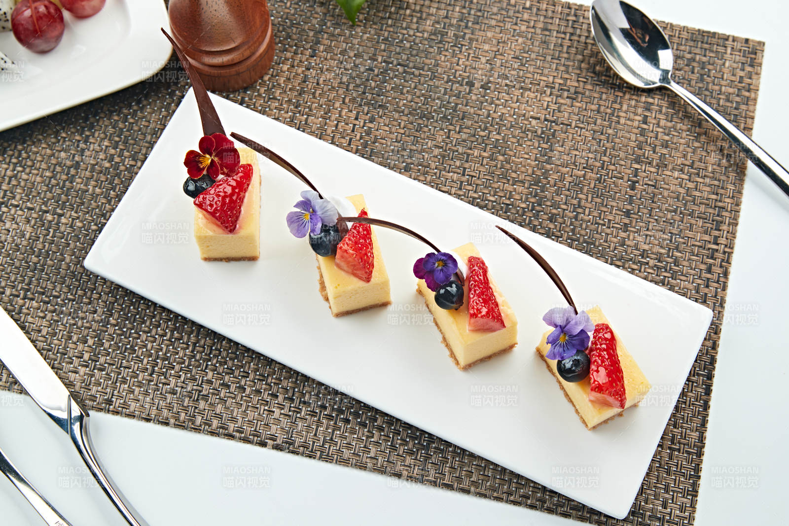 巧克力草莓蓝莓慕斯蛋糕图片