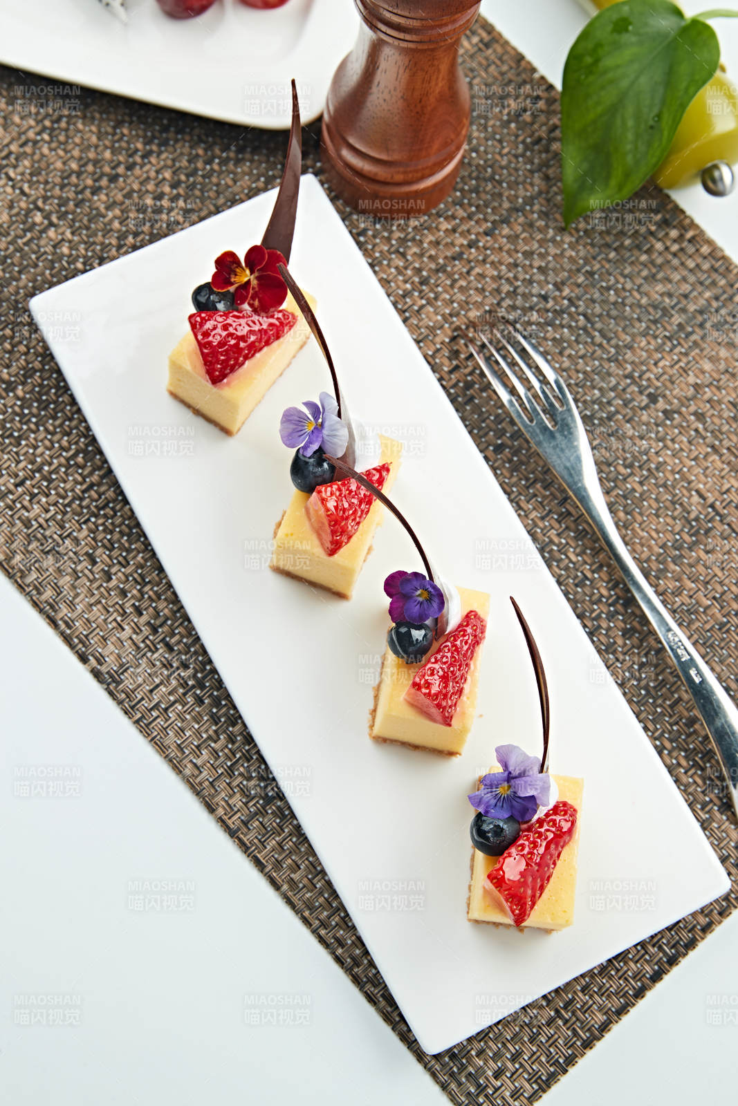 巧克力草莓蓝莓慕斯蛋糕图片