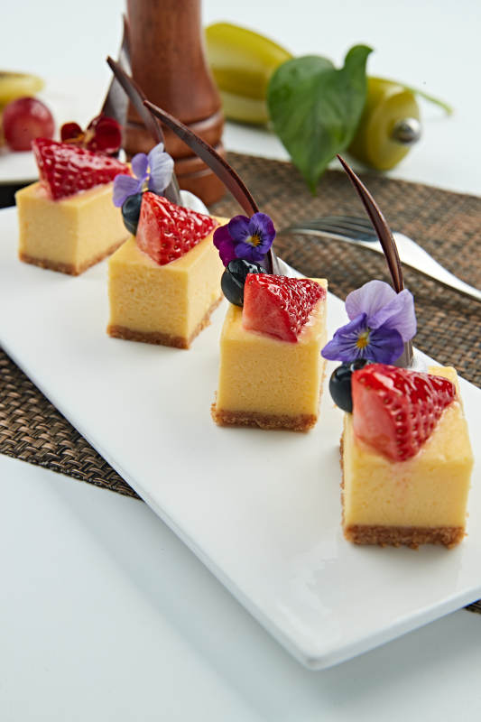 巧克力草莓蓝莓慕斯蛋糕图片