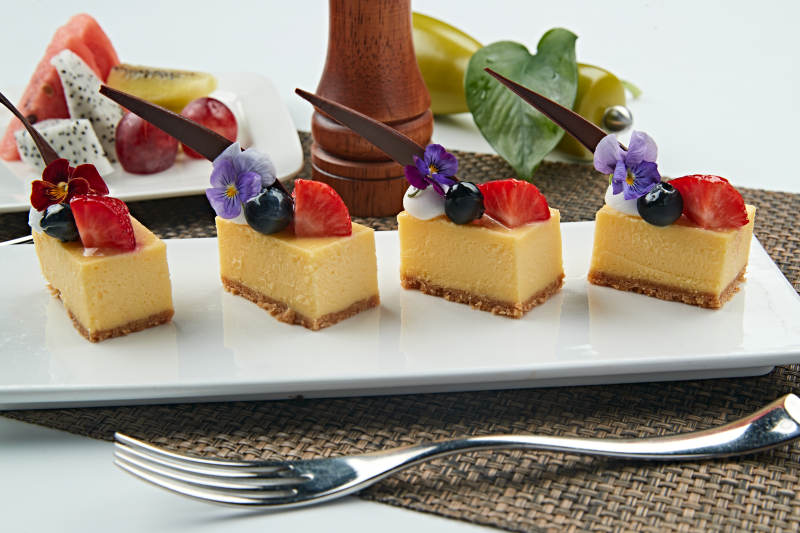 巧克力草莓蓝莓慕斯蛋糕图片