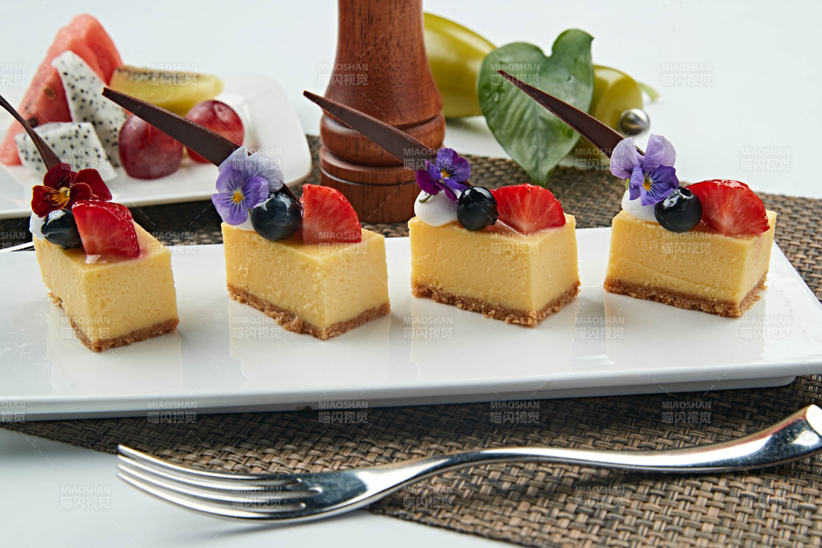 巧克力草莓蓝莓慕斯蛋糕图片