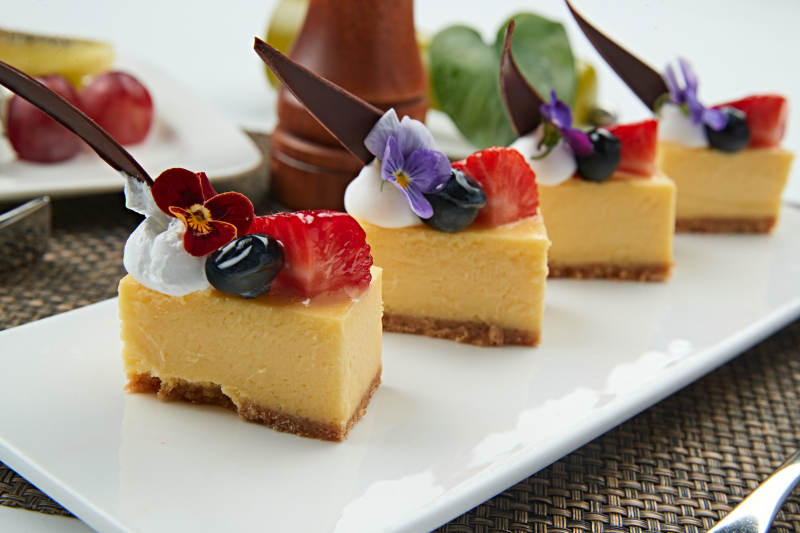 巧克力草莓蓝莓慕斯蛋糕图片