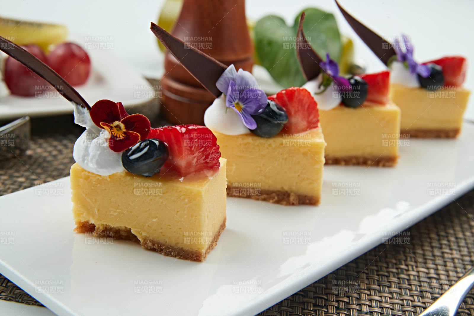 巧克力草莓蓝莓慕斯蛋糕图片