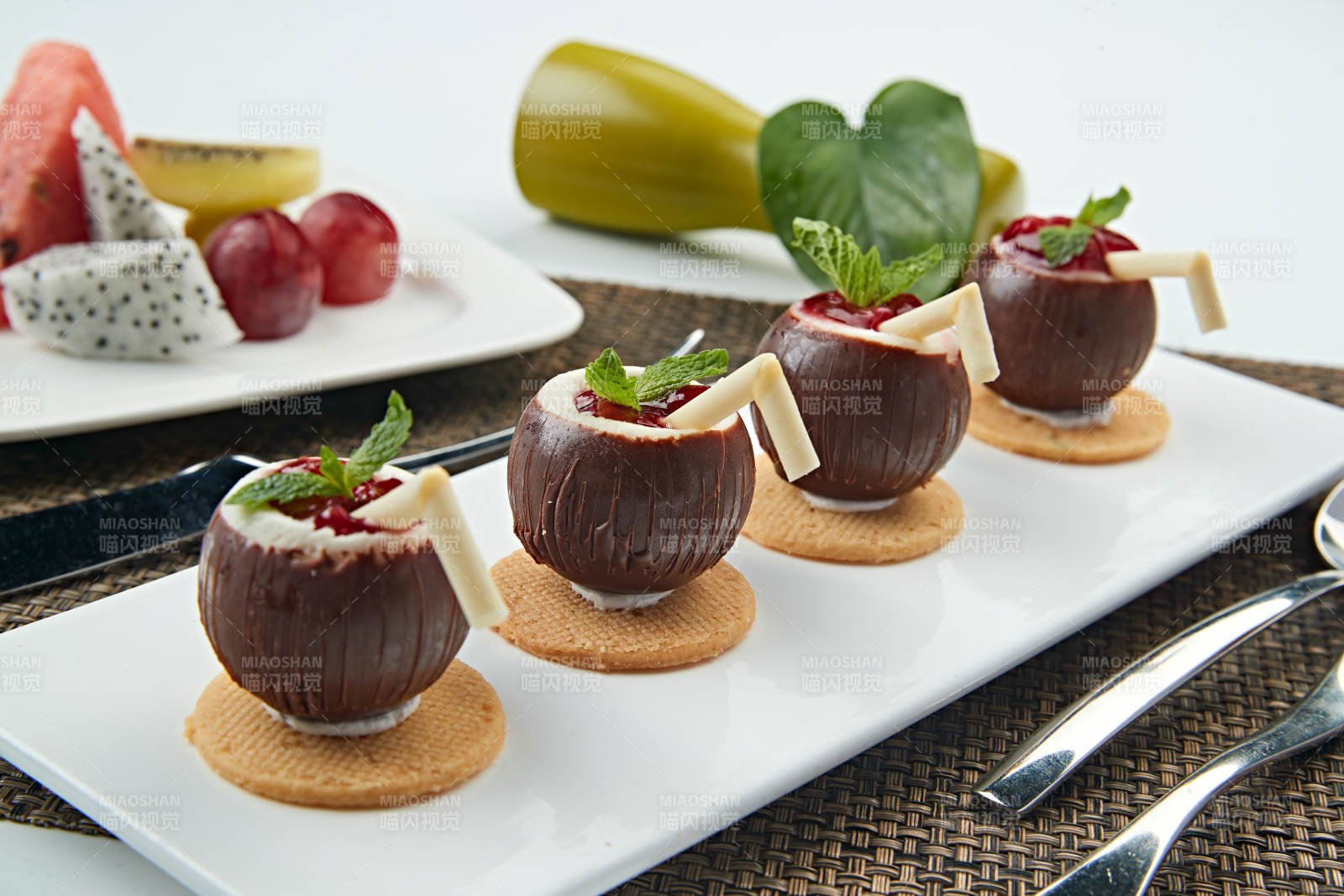 椰奶巧克力配美味树莓酱图片