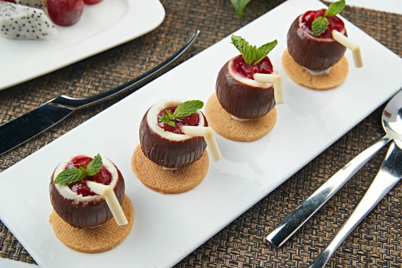 椰奶巧克力配美味树莓酱图片