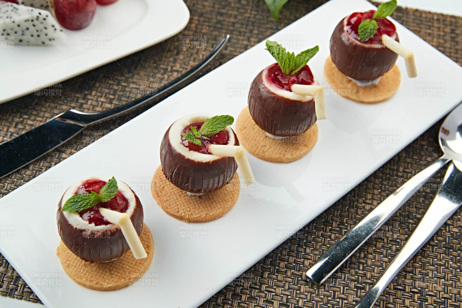 椰奶巧克力配美味树莓酱图片