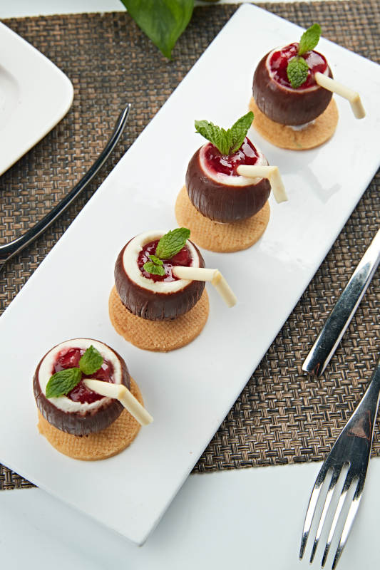 椰奶巧克力配美味树莓酱图片