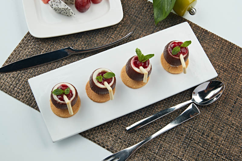 椰奶巧克力配美味树莓酱图片