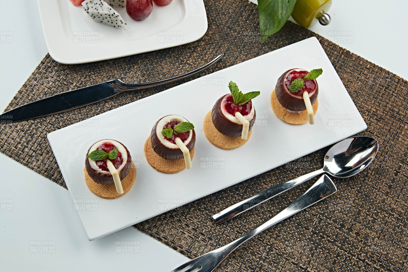 椰奶巧克力配美味树莓酱图片