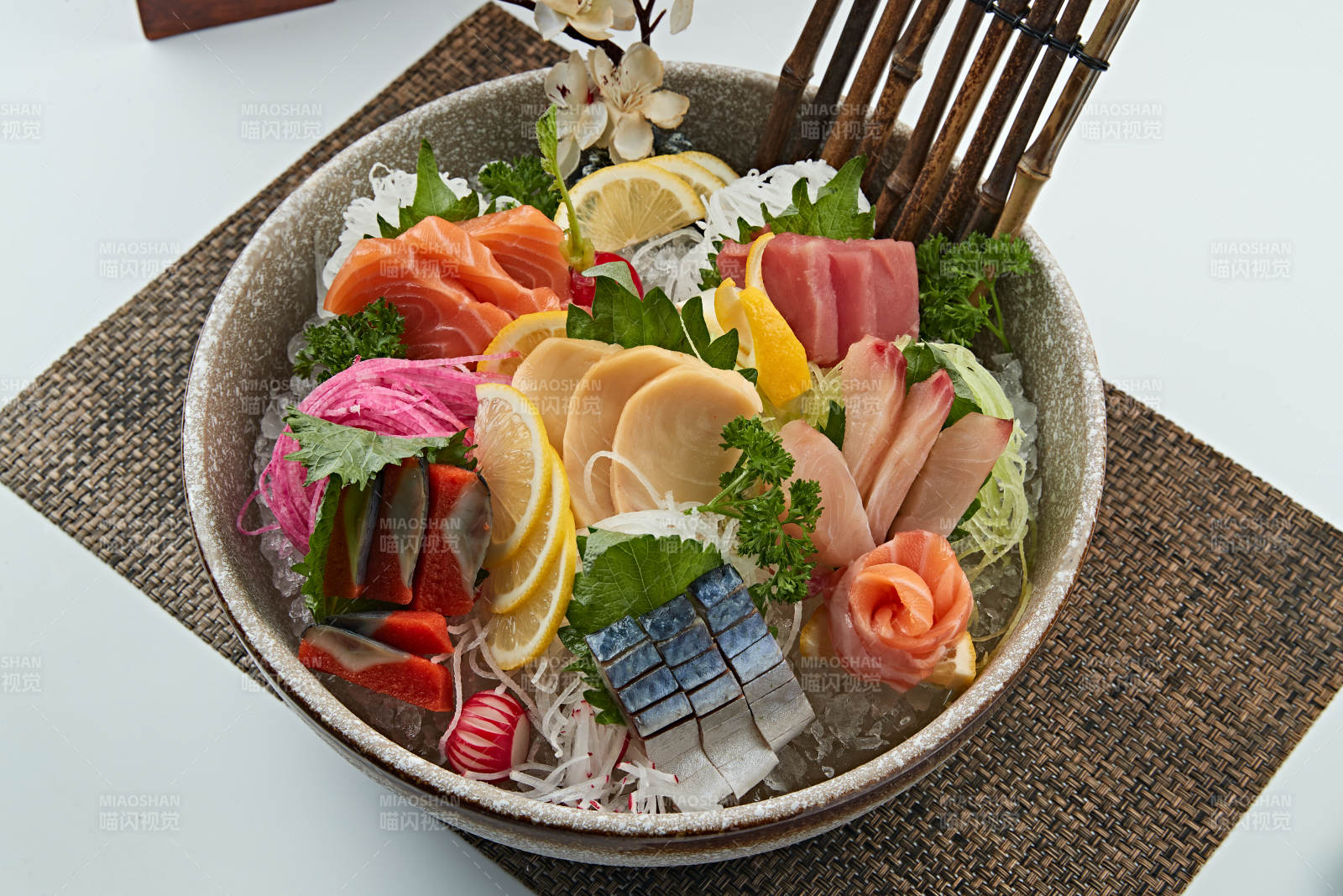 日料什锦刺身拼盘图片