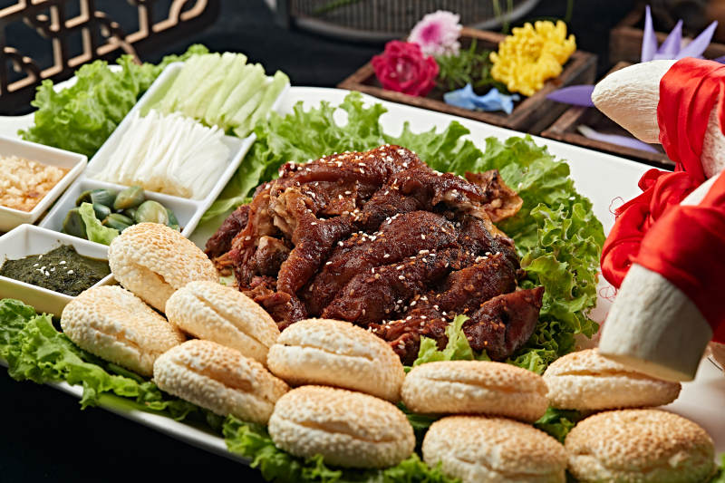 焖炉烤羊肉配芝麻锅盔图片