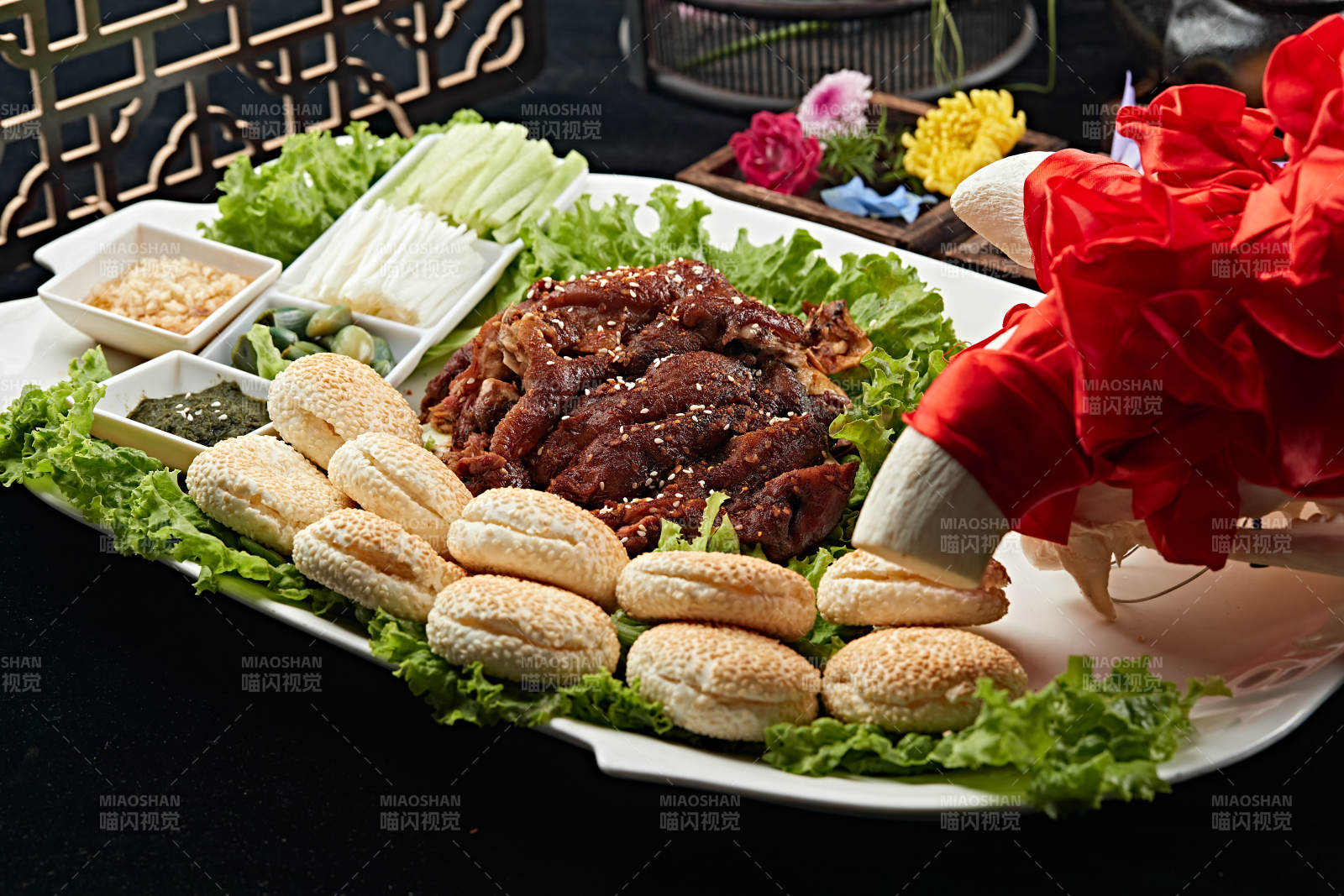 焖炉烤羊肉配芝麻锅盔图片