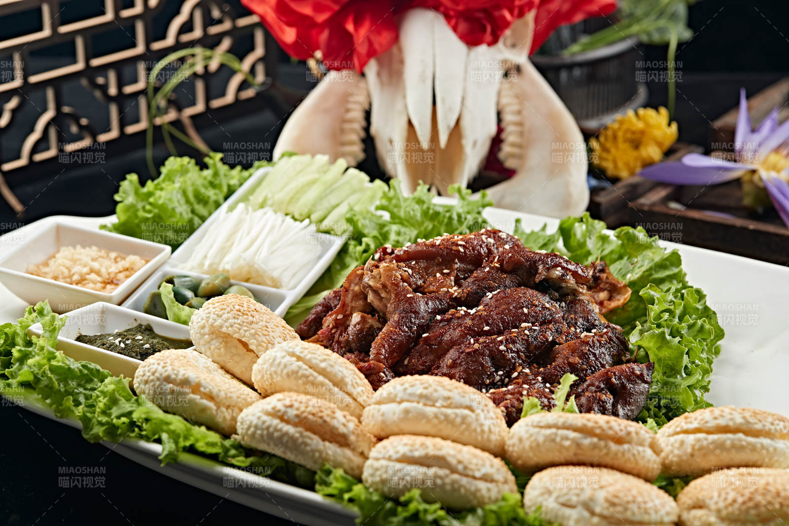 焖炉烤羊肉配芝麻锅盔图片