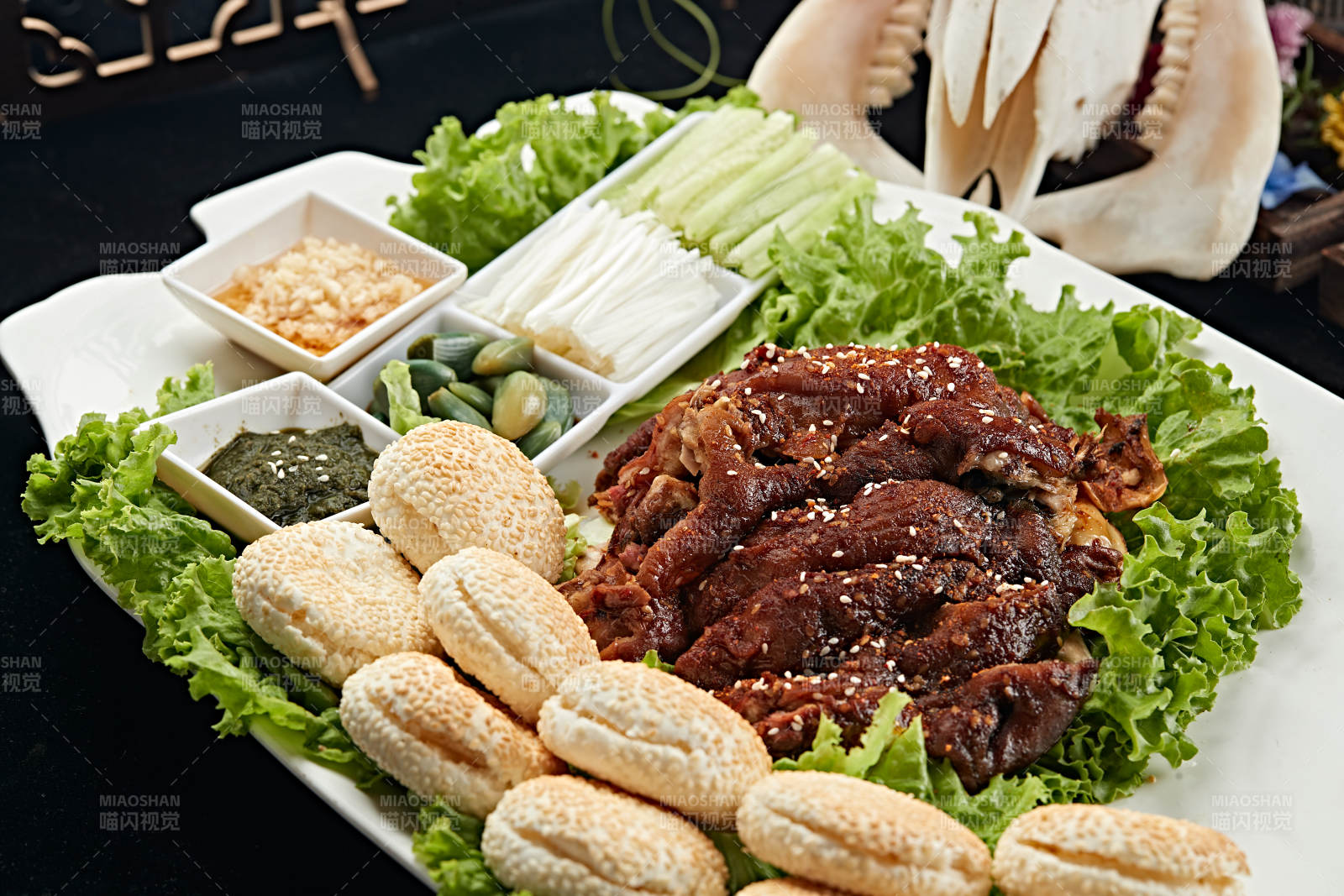 焖炉烤羊肉配芝麻锅盔图片