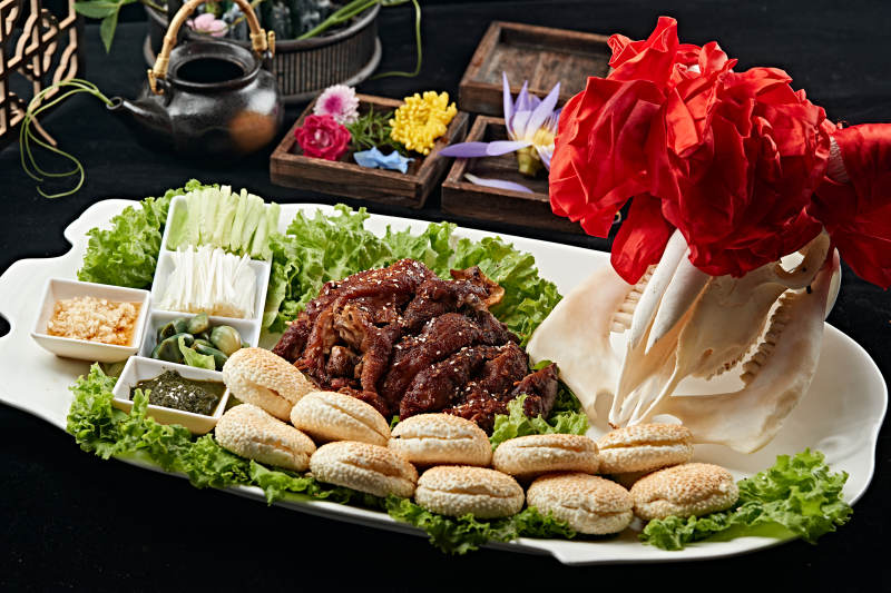 焖炉烤羊肉配芝麻锅盔图片