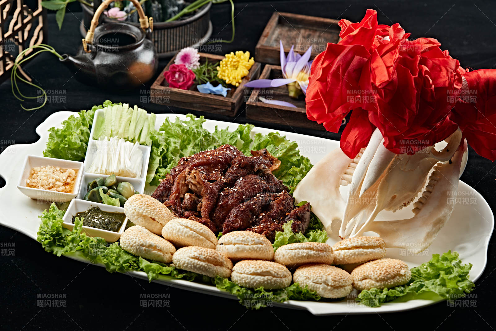 焖炉烤羊肉配芝麻锅盔图片