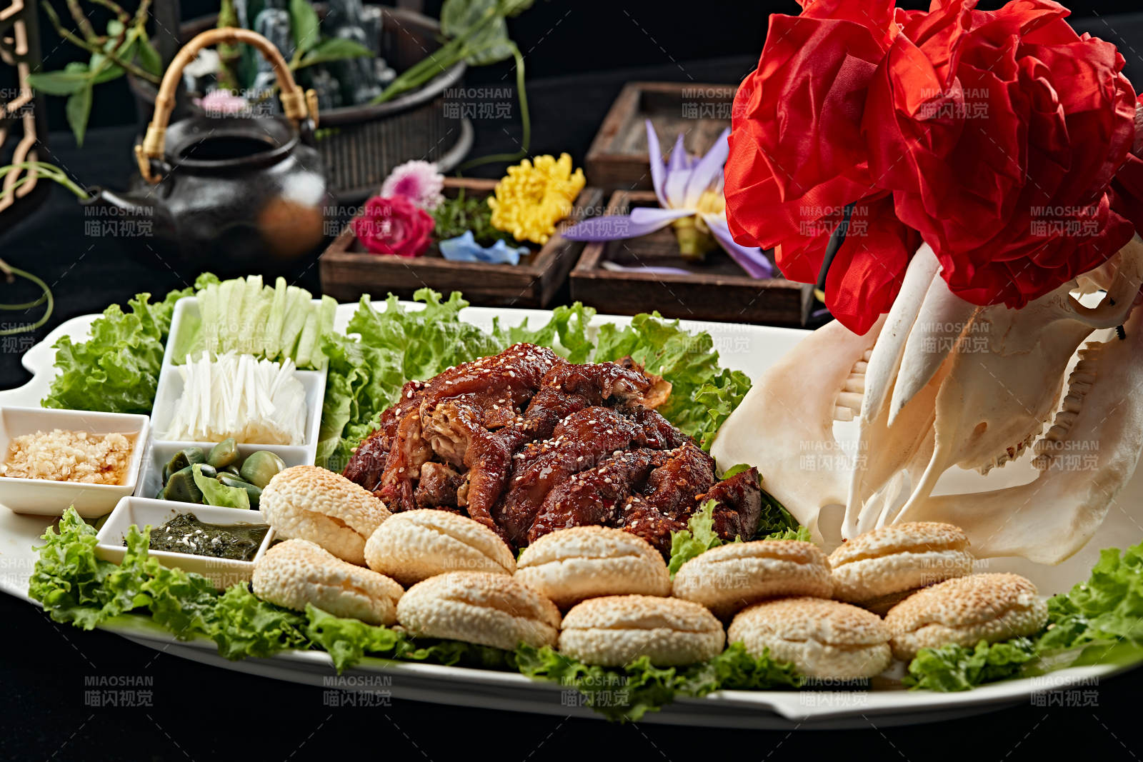 焖炉烤羊肉配芝麻锅盔图片