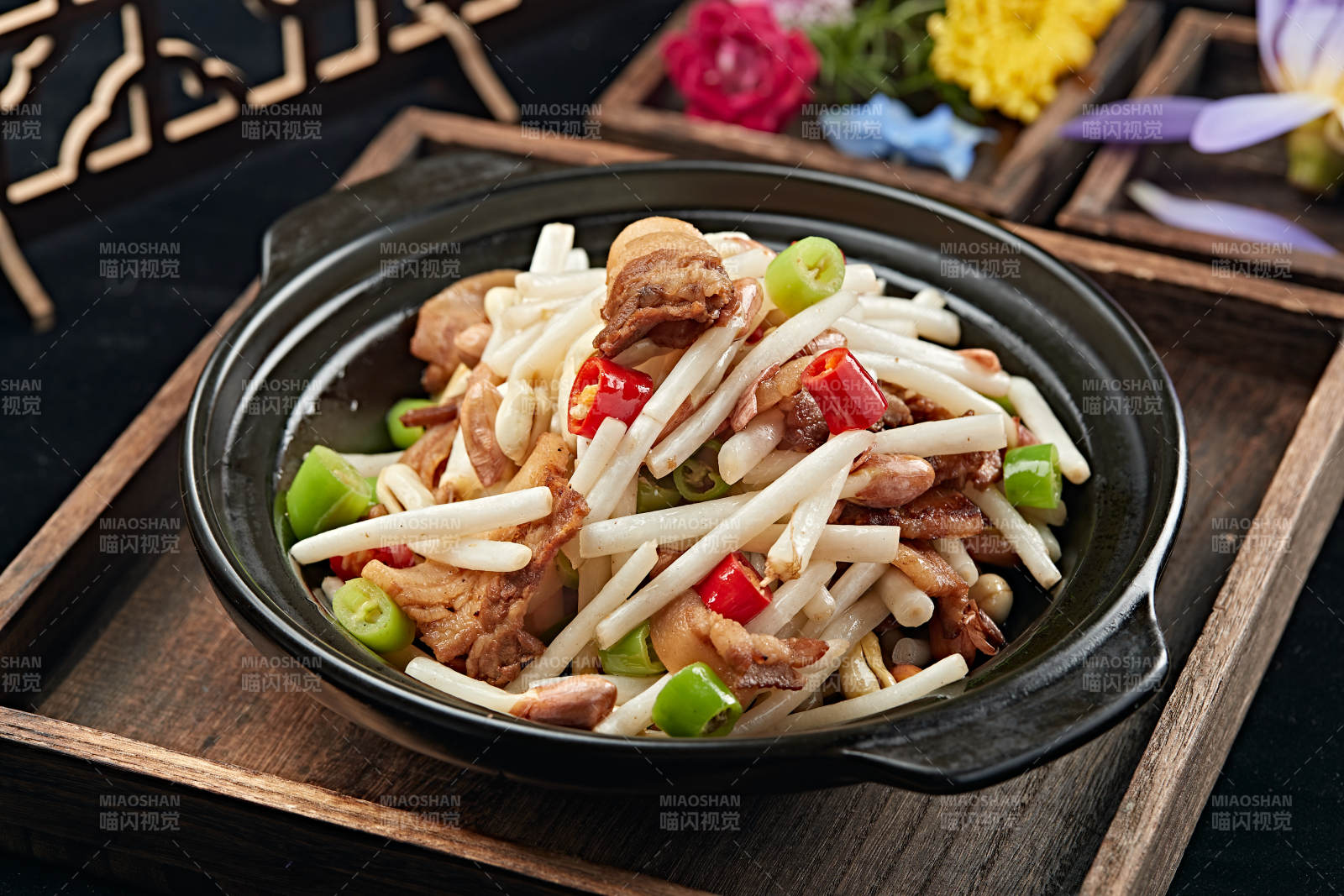 砂锅米椒五花肉片煨花生芽图片