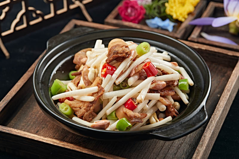 砂锅米椒五花肉片煨花生芽图片