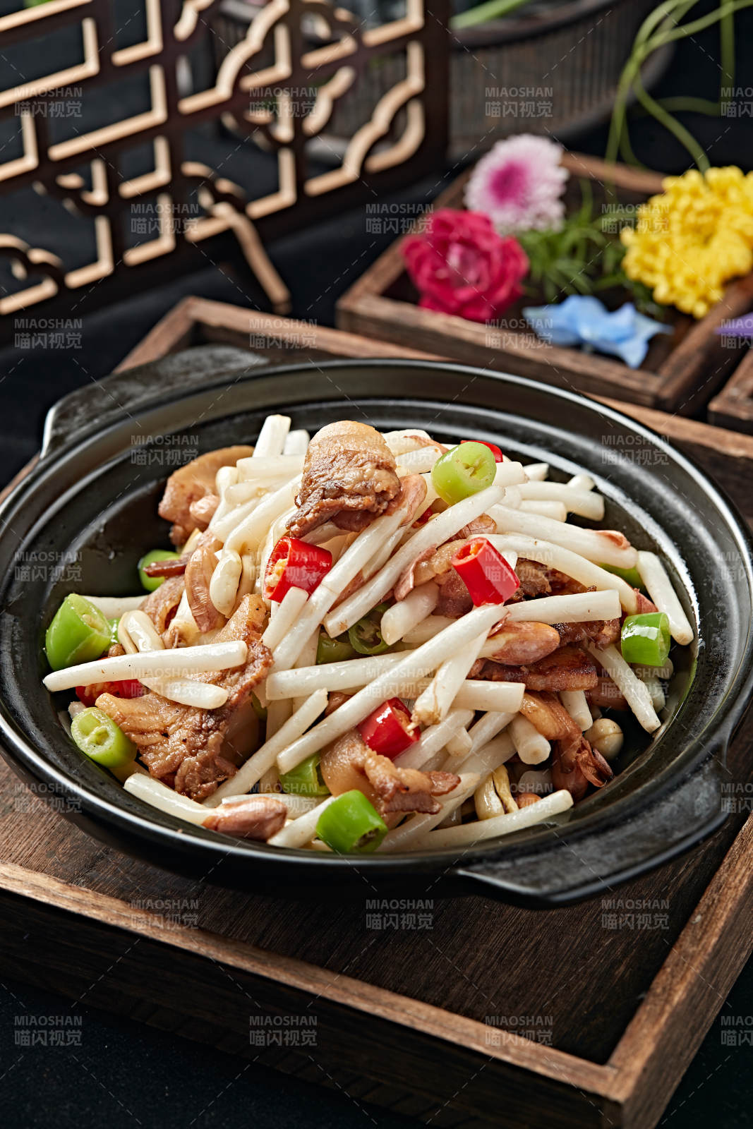 砂锅米椒五花肉片煨花生芽图片